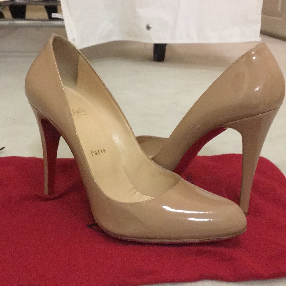 Louboutin nude patent leather pump